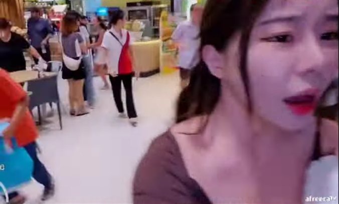 韓國正妹直播主驚恐逃出購物中心。 圖／擷自YouTube