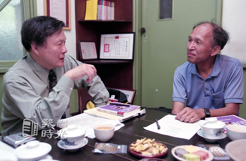 美國太空總署（NASA）的太空任務科學家李傑信（左）與科學月刊創辦人林孝信（右）對談。聯合報系資料照（1999/06/04  章家源攝影）