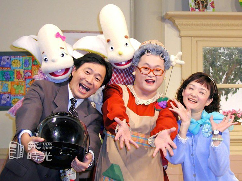 湯志偉（左）丑妝演出「紅豆湯」市長 ，水果奶奶、譚艾珍幫他加油。圖／聯合報系資料照(2001/11/05  吳光中攝影)