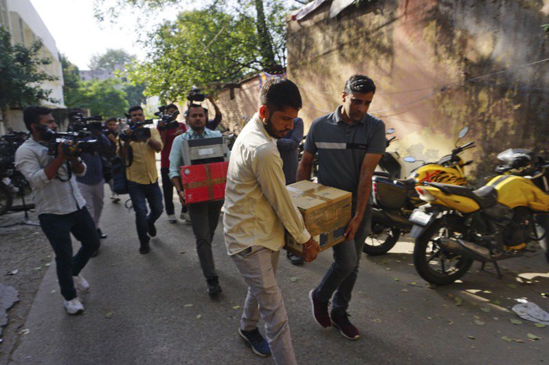 印度首都德里警方3日上午突襲搜查網路新聞「NewsClick」40多名新聞工作者的住所，並將多人帶回警局問訊。美聯社