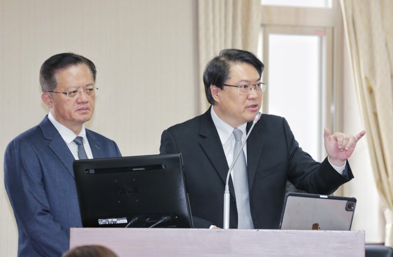 內政部長林右昌（右）與消防署長蕭煥章（左）。本報資料照片