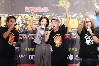 日本歌手DAI(右二)及台中在地音樂人陳信宏(老諾)獻唱，發表為搖滾台中創作的歌曲「Fly to the Future」。圖／新聞局提供
