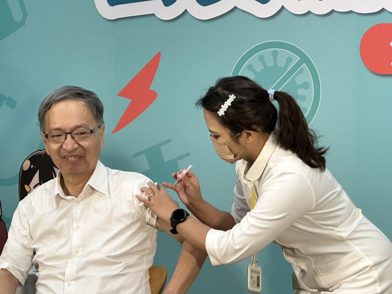 流感疫苗式開打，衛福部長薛瑞元（左）帶頭施打國光流感疫苗。記者沈能元／攝影