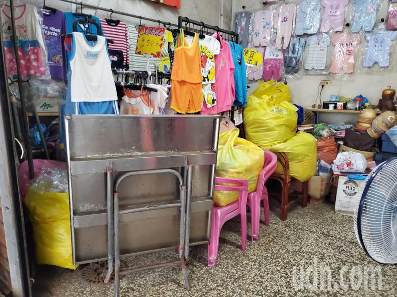 高雄市旗津區一間服飾店的老闆娘，為了防止淹水造成損失，用塑膠袋把商品打包，放置在椅子上墊高。記者王勇超／攝影