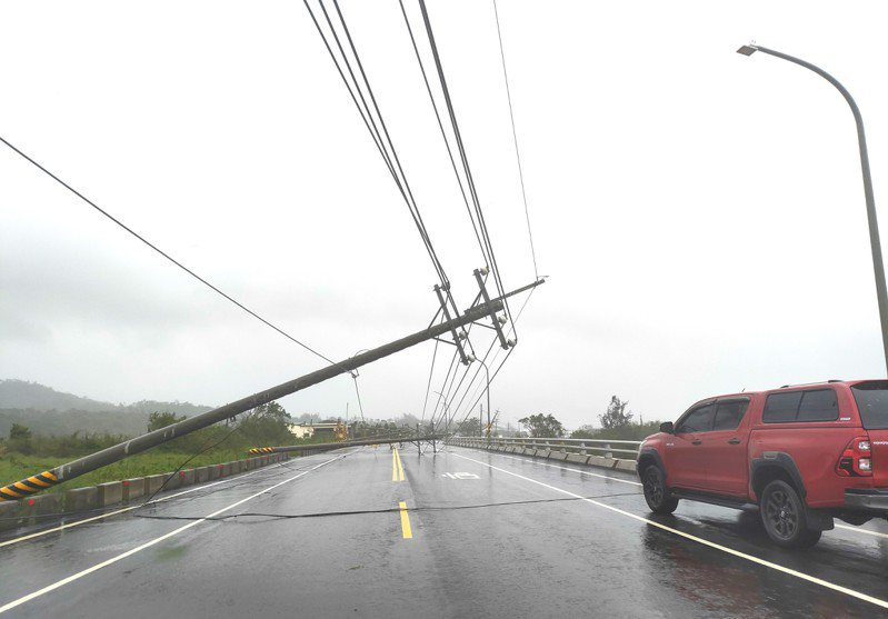 小犬颱風為恆春半島帶來17級最大瞬間強風，連接恆春和滿州的屏200縣道成排電桿被吹倒塌，停電戶數不斷增加。記者潘欣中／攝影