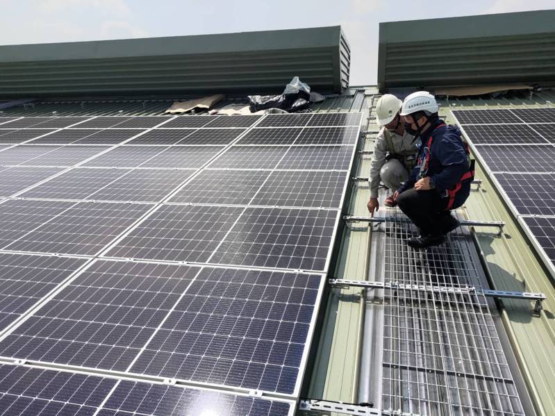 太陽能光電板安裝作業需求增加，相關職災也有逐年升高趨勢。圖／台南市勞工局提供