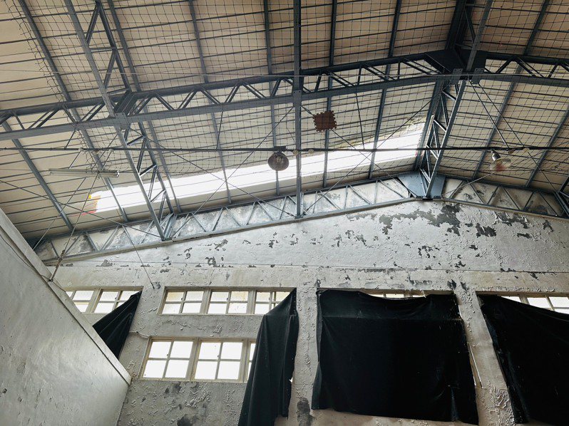 滿州國中活動中心屋頂遭吹毀，屋內也有多處積水。記者劉星君／翻攝