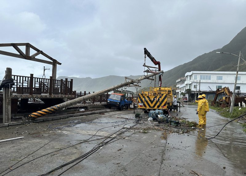 颱風造成台東災損嚴重、多處停電，台電台東區處人員積極搶修。記者卜敏正／翻攝