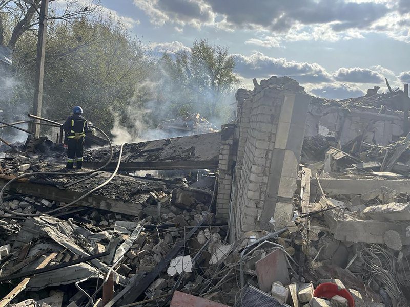 俄羅斯飛彈今(5日)轟入烏克蘭東北部村莊的一間咖啡店和雜貨店，造成51名正在一起悼念陣亡士兵的民眾喪命。美聯社