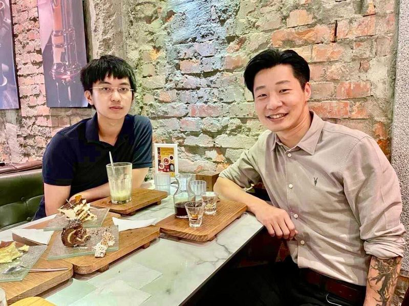林昶佐昨天透過臉書表示，他跟奪得亞運金牌的台灣棋士許皓鋐一起喝咖啡。「雖然皓鋐一樣很酷，但我實在難掩心中的興奮」。圖／取自林昶佐臉書