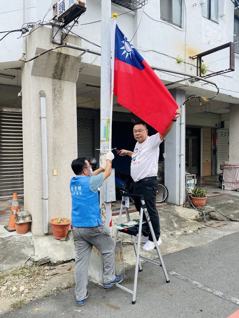 國民黨台南市議員蔡育輝表示，以往每逢國慶日旗海飄揚場景不復見，他動員民眾，在新營區重要街頭掛國旗。記者莊曜聰／攝影