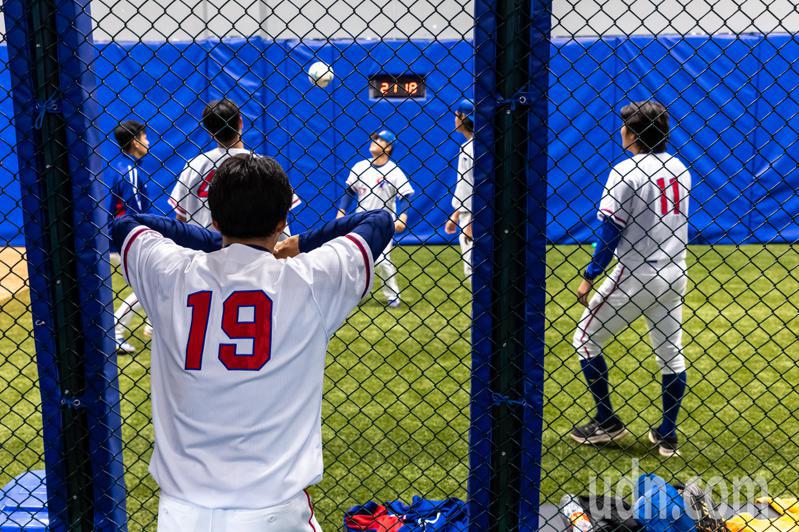杭州亞運棒球金牌戰能否順利進行，需要老天賞臉。。 特派記者季相儒／攝影