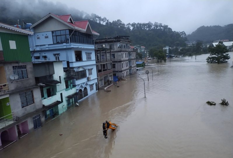 印度日前豪雨導致東北部喜馬拉雅山區一個冰川湖潰堤，洪水至今造成至少56人死亡。美聯社資料照