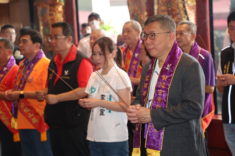 民眾黨總統參選人柯文哲（右一）上午到五股賀聖宮參拜，他期許自己做一個簡單的人，改變台灣政治風氣。記者葉信菉／攝影