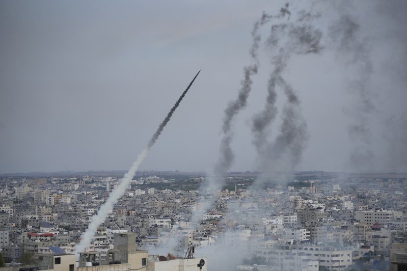 巴勒斯坦加薩走廊實際執政的激進團體「哈瑪斯」7日宣布展開新的行動，他們發射5000枚火箭，槍手也乘機滲透以色列城鎮。美聯社