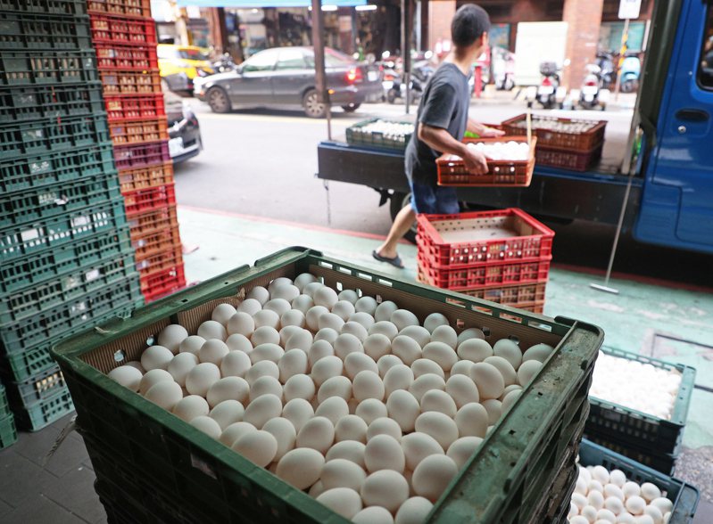 北市蛋商公會表示，本周因國慶連假不開會，因此蛋價仍維持產地價45.5元、批發價55元歷史高點。雞蛋示意圖。本報資料照片