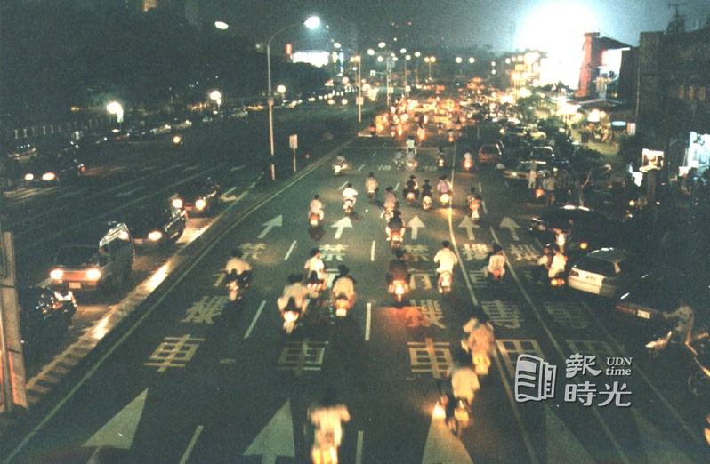 台中市雙十路是飆車族駕機車狂飆的路段。圖／聯合報系資料照(1995/06/11 郭耿文攝影)