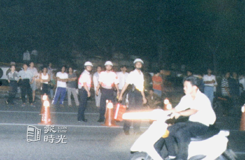 台中市警方昨天深夜在自由路雙十路口設崗，仍有少年騎機車進入現場。圖／聯合報系資料照(1995/06/11 郭耿文攝影)