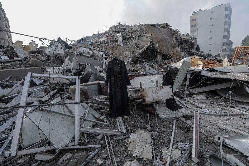 巴勒斯坦伊斯蘭主義運動組織哈瑪斯昨天突襲以色列，以色列反擊加薩走廊，傷亡慘重。圖為10月8日，加薩城Al-Watan塔在以色列空襲中被摧毀，現場一片瓦礫。歐新社