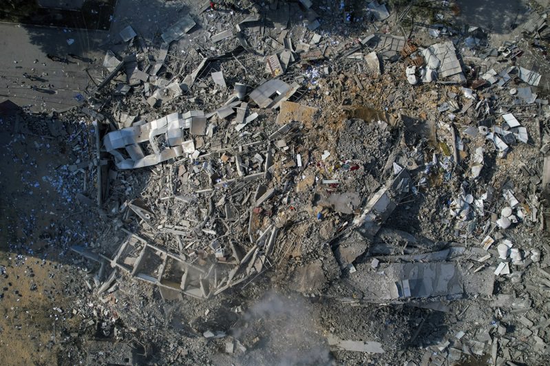 巴勒斯坦伊斯蘭主義團體哈瑪斯7日對以色列發動突襲，一名柬埔寨留學生身亡。柬國今天表示，譴責任何形式的暴力和恐怖分子行為。圖為10月8日，加薩城一棟建築遭到以色列空襲後的廢墟景象。美聯社