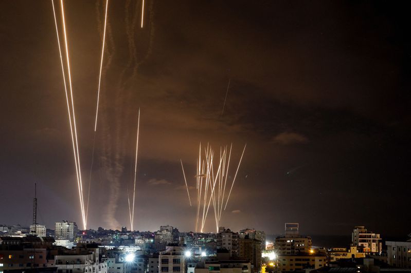 7日黎明時分，大多數以色列人還在睡夢中，數千枚火箭如雨般落下。歐新社