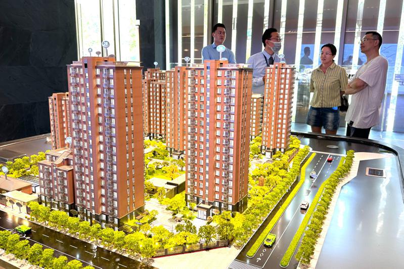 大陸房地產市場持續低迷，但廣東惠州傳出，有地產商因大幅降價賣屋遭官方強制停業整頓。（中新社）