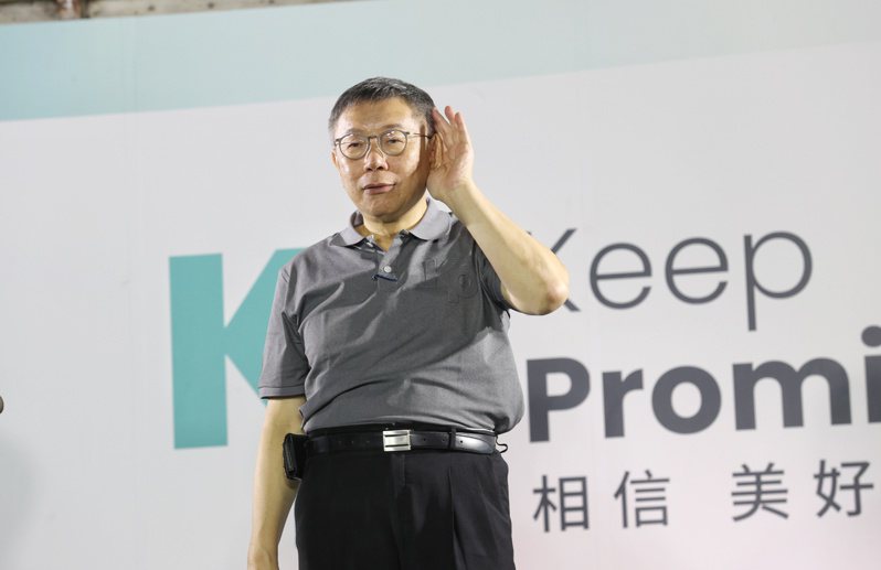 台灣民眾黨主席、總統參選人柯文哲晚上到萬華開講，耹聽民眾的提問。記者邱德祥／攝影