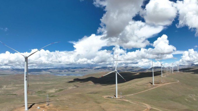 中國大陸海拔最高的風電項目「西藏措美哲古風電場」。圖／取自三峽集團微信公眾號