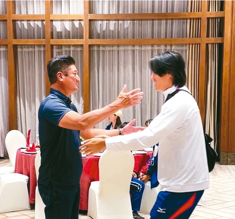 中華棒球協會理事長辜仲諒（左）擁抱選手，右為鄭浩均。圖／中華棒協提供