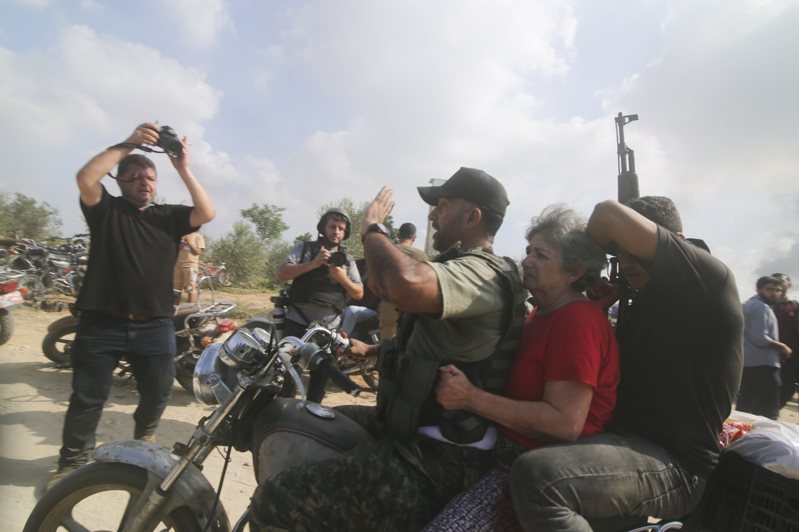 在距離以色列南部加薩邊境東南不到三哩的城鎮貝埃里，以色列人被哈瑪斯武裝分子騎摩托車擄走。（美聯社）