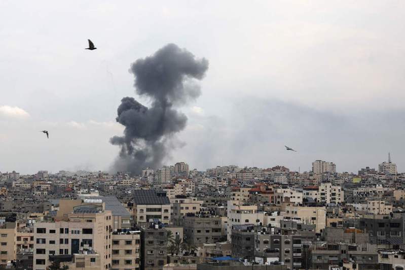 巴勒斯坦伊斯蘭主義團體「哈瑪斯」突襲以色列2天過後，以色列軍方今天宣布，已經「掌控」加薩走廊附近的以色列南部社區。圖為10月9日，以色列空襲期間，加薩城的建築物上空升起滾滾濃煙。法新社