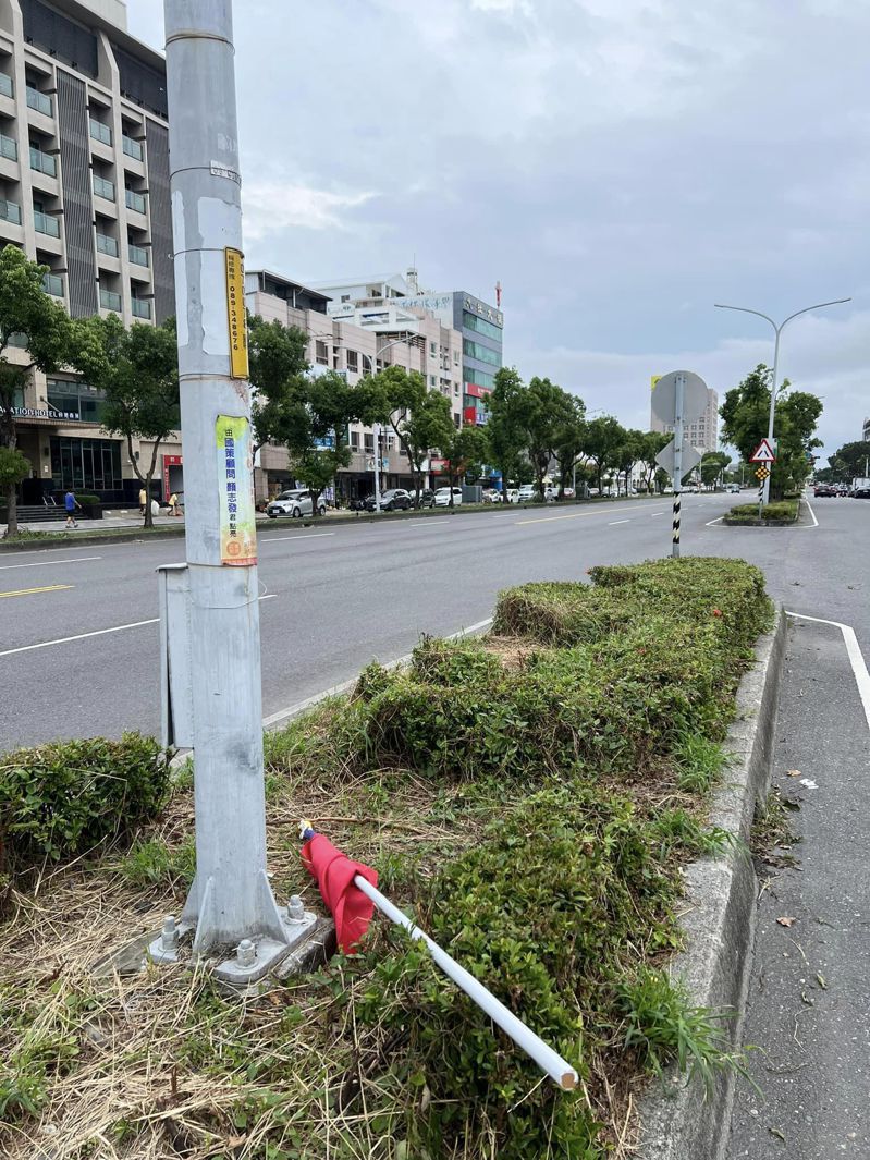颱風過後，台東市區民眾發現許多國旗被任意丟棄在路面，不少人覺得這樣不敬重國旗，縣府民政處表示，接獲反映後已經立即要求廠商改善。圖／取自黃治維臉書