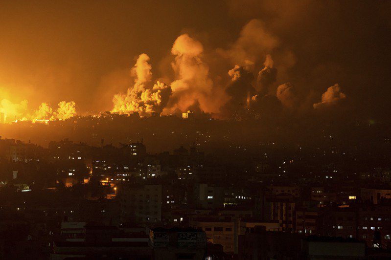 以色列加強火力攻擊武裝團體哈瑪斯控制的加薩走廊。圖可見加薩地區城市在以色列空襲下煙硝四起。美聯社