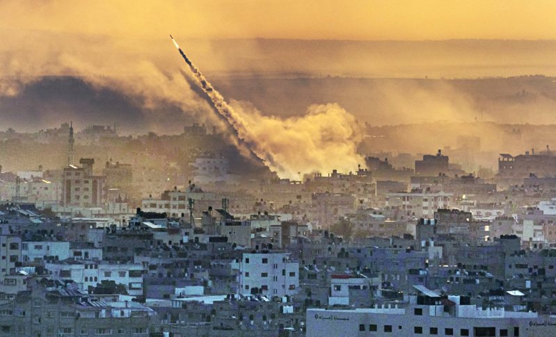 巴勒斯坦的伊斯蘭主義團體哈瑪斯（Hamas）突襲以色列，巴西外交部發布兩份譴責在加薩走廊發生的一系列爆炸和地面襲擊的聲明，但內容都沒有提到哈瑪斯。圖為巴勒斯坦從加薩走廊發射的數枚火箭。美聯社