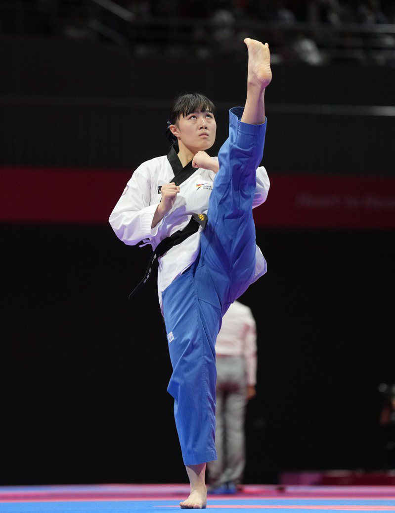 今年才大一的陳歆雅在跆拳道女子品勢奪下銅牌，更是中華隊本屆賽會第一面獎牌。圖／中華奧會提供