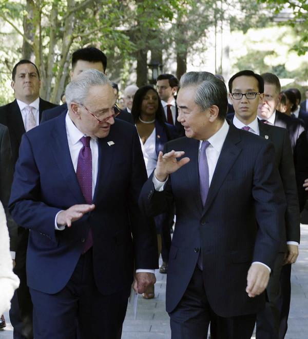 大陸外長王毅9日在北京會見美國國會參議院多數黨領袖舒默所率領的美國國會參議院兩黨代表團。（取自大陸外交部官網）