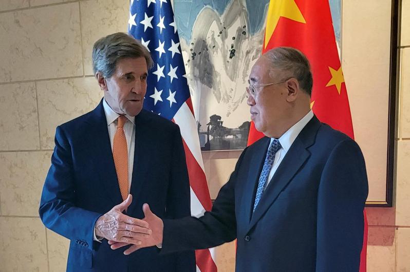 中國氣候變化事務特使解振華9日應約與美國氣候特使柯瑞舉行視訊會談。圖為今年7月17日，兩人在北京舉行中美氣候變化會談前彼此握手致意。（路透）