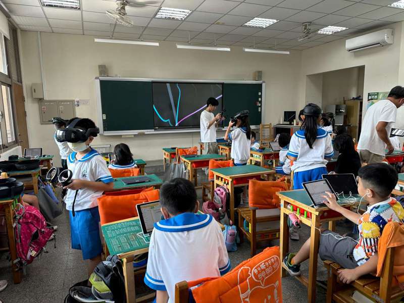 青草湖國小校內部分教師與大學端合作開發AR/VR虛擬教材，培養孩子們的創新思維和問題解決能力，獲得教育部5G新科技示範學校。圖／市府提供
