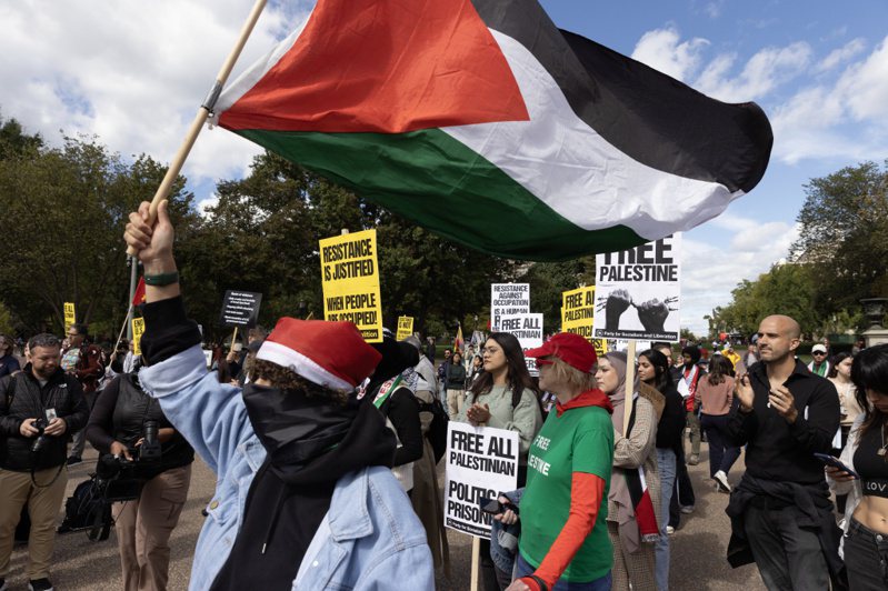 白宮外也擠滿高舉巴勒斯坦旗幟的支持者。歐新社