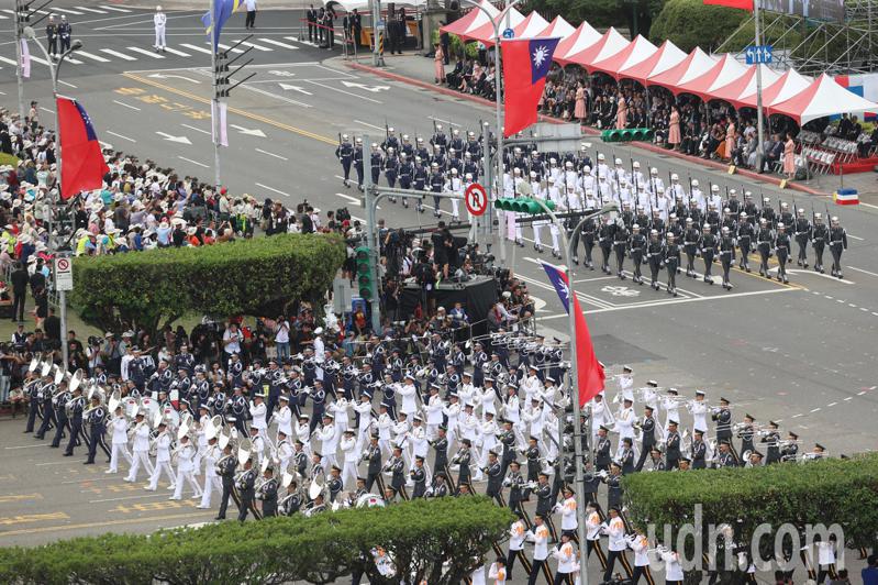 中華民國112年雙十國慶大會登場，國防部聯合樂隊暨三軍樂儀隊進行表演。記者葉信菉／攝影