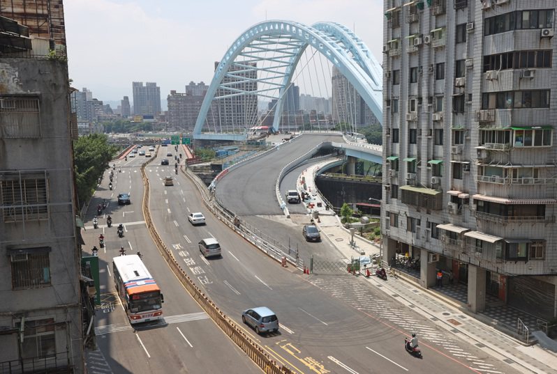 耗資33億元的中正新橋，是連接台北中正區與新北永和區的重要橋樑，今年10月8日開通台北往新北方向。本報資料照