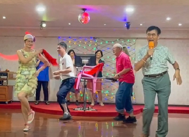 港都社區大學流行音樂班學員載歌載舞「素蘭要出嫁」。圖／港都社大提供
