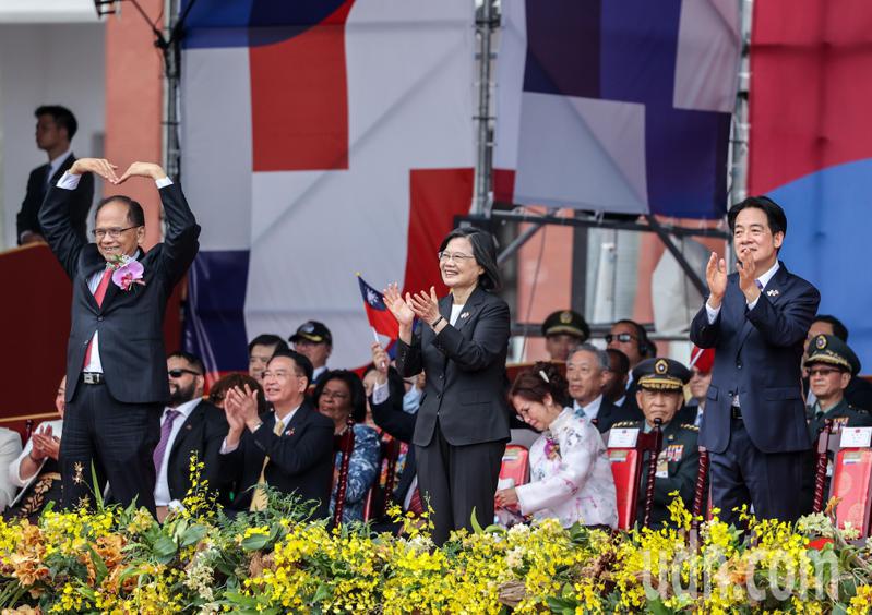 國慶大典接近尾聲時，立法院長游錫堃（左起）用雙臂比愛心，蔡英文總統、副總統賴清德則鼓掌慶祝，記者曾原信／少陽