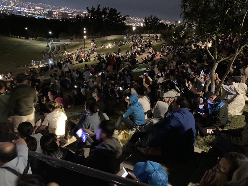 今晚國慶焰火在台中中央公園施放，位於南屯區的望高寮公園，今晚7時也湧入8000位遊客卡位。圖／第四警分局提供