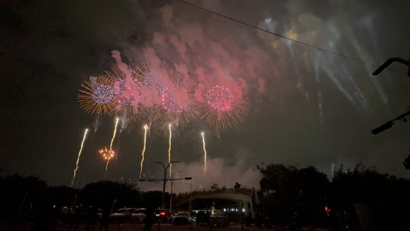 國慶焰火今晚在台中中央公園施放36分鐘焰火秀。記者劉柏均／攝影