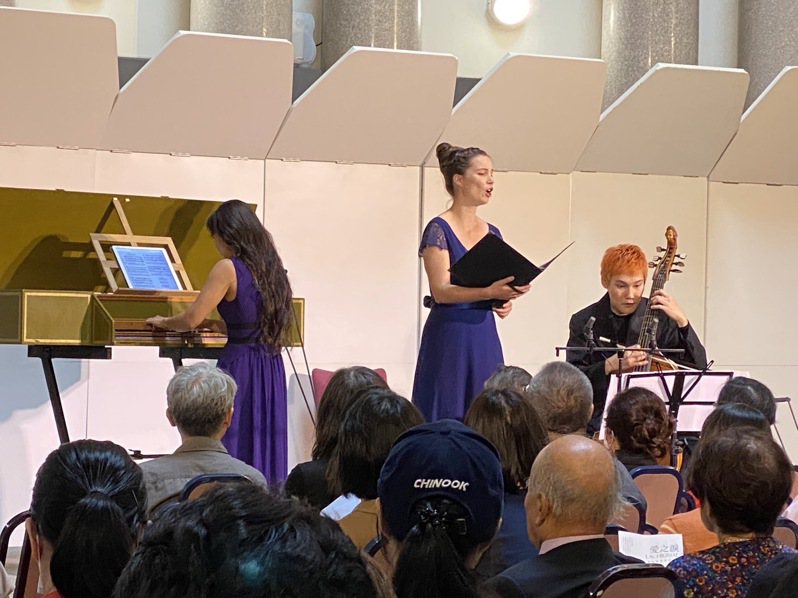 三位年輕音樂家，自左起，分別是演奏的維吉諾琴的許舒堯、次女高音伊莉絲．布曼( Iris Bouman)和演奏 維奧爾琴的楊竣元。圖／古鍵盤藝術與古提琴藝術提供