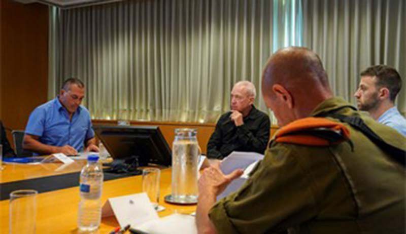 以色列國防部長加蘭開會商討反擊哈瑪斯計畫。 圖／以色列國防部官網