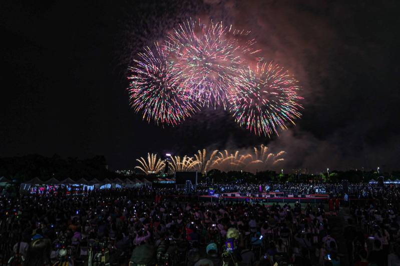 國慶焰火昨晚在台中市中央公園施放。記者黃仲裕／攝影