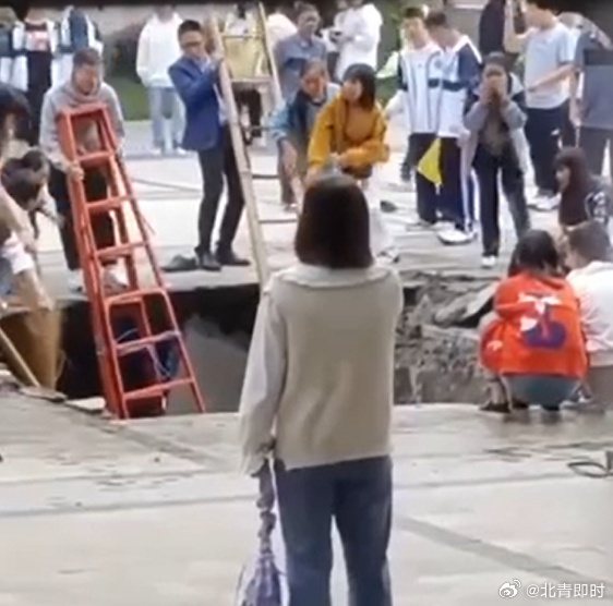 四川一所高中操場突塌陷，多名學生教師跌入化糞池。（圖／取自北京青年報微博）