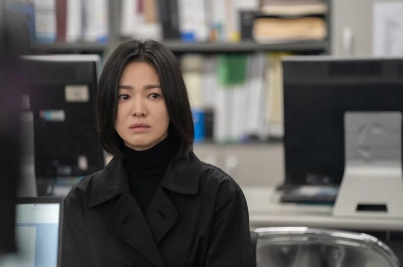 圖為韓劇「黑暗榮耀」中，宋慧喬飾演遭年少遭霸凌，成年後歸來復仇的女主角。圖／Netflix提供